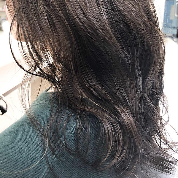 暗めのカラーに細かく入れたハイライト