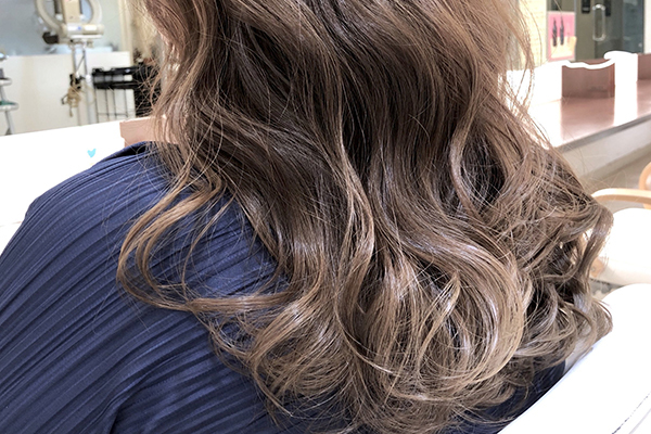 長さの1/3ブリーチのグラデーションベージュ