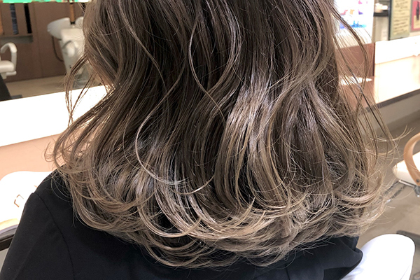 長さの1/2ブリーチのグラデーショングレージュ